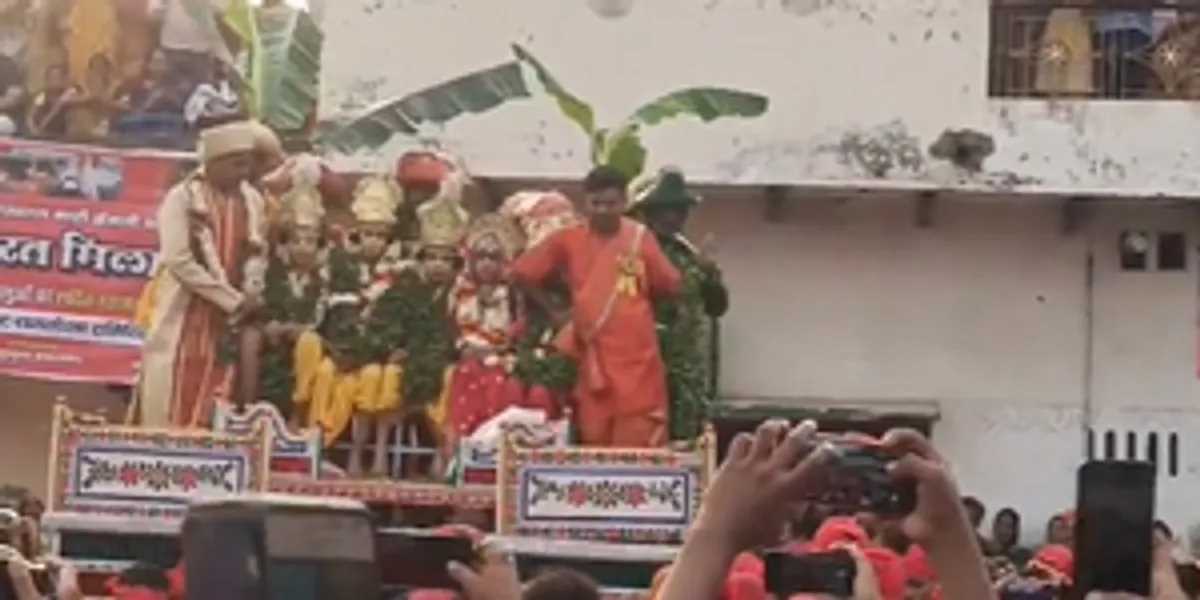 काशी में विश्व प्रसिद्ध भरत मिलाप का आयोजन, लाखों की संख्या में जुटे भक्त काशी में विश्व प्रसिद्ध भरत मिलाप का आयोजन, लाखों की संख्या में जुटे भक्त